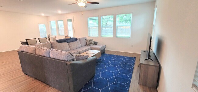 Photo - 1100 Winnie Dr