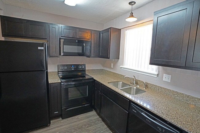 1BR, 1BA - 752SF - Deluxe Kitchen