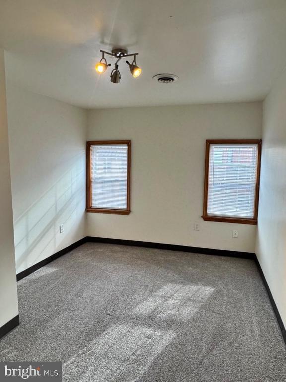 Photo - 333 W King St