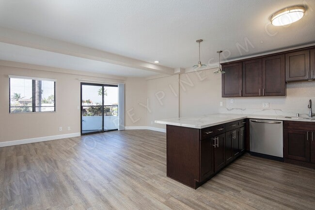 Building Photo - 2 Br in a Beautiful Bird Rock Location wit... Unit 2D Rental