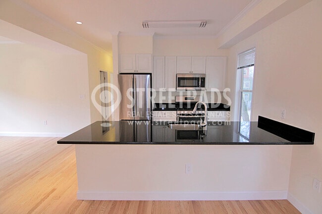 Building Photo - 15 Langdon St Unit 2