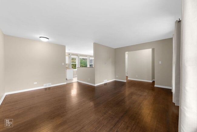 Photo - Gorgeous 3 Bedroom 2 Bath with FULL FINISHED BASEMENT in MUNDELEIN!
