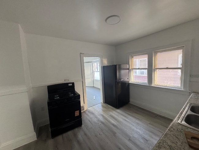 Photo - 12202 Benham Ave Unidad Lower