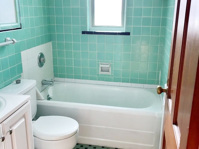 Bathroom - 2822 Victoria Ave Unit 3