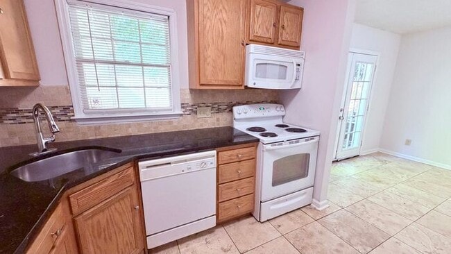 Photo - Lilburn 2 Bed-2.5 Bath Townhouse, Fireplace, Great Floor Plan!