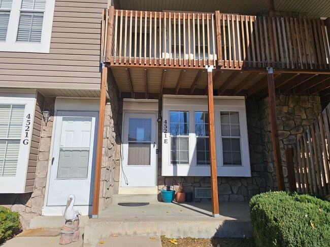 Building Photo - Cozy 1 Bedroom Condo with Assigned Parking Space