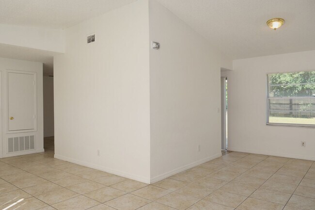 Photo - Spacious 4/2 home with 2 car garage Availa...
