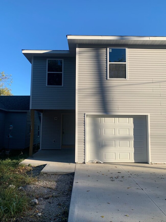 Building Photo - 1641 W Belmont St Unit A