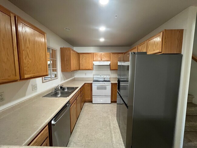 Kitchen, refrigerator has ice maker - 2621 Rigden Pky Unit H2