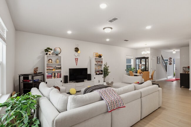 Photo - 732 Denburn Pl