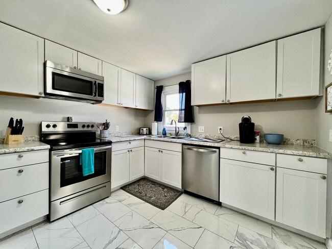 Photo - Beautiful 4 BDR Home - Near I-75