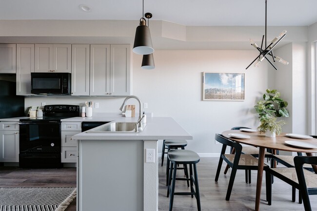 Building Photo - Stunning 2023 - Built Townhome near Edgewater