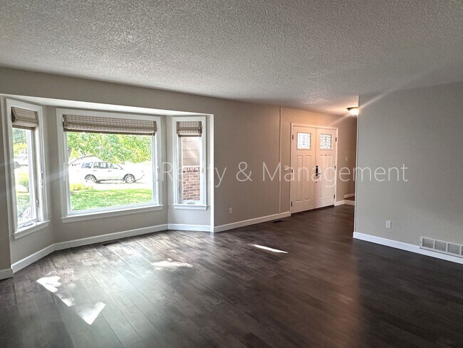 Photo - 1 Foothill Ash