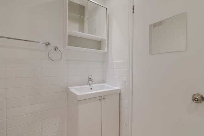 Photo - 809 Av. Bloomfield Unit 203