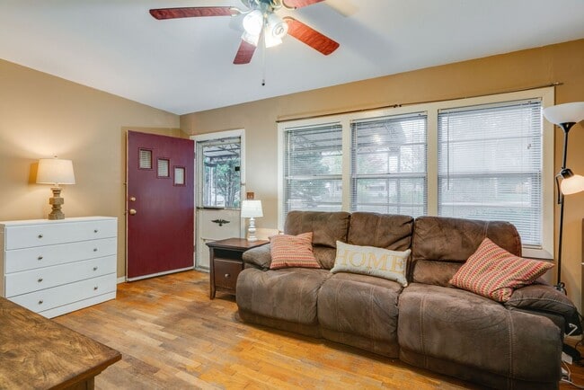 Photo - Cozy 2 Bed/1 Bath House, Park Like Setting, Pet Friendly, Fenced Yard