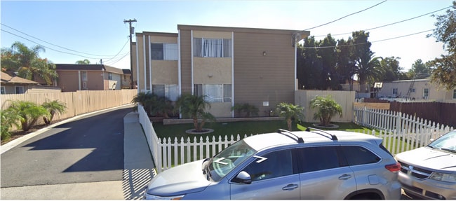 Building Photo - 2 Bed | 1.5 Bath Townhome – Private Backya... Unit H