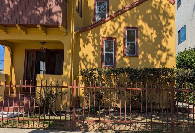 Building Photo - 2863 S Sycamore Ave Unit 2863 Rental