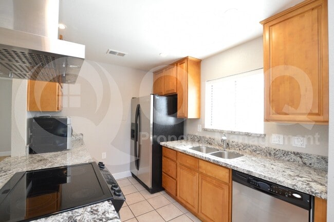 Building Photo - 850 S River Dr Rental