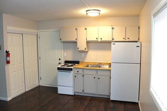 Photo - AVAILABLE June 1st - Newly Renovated Studio Unidad 3