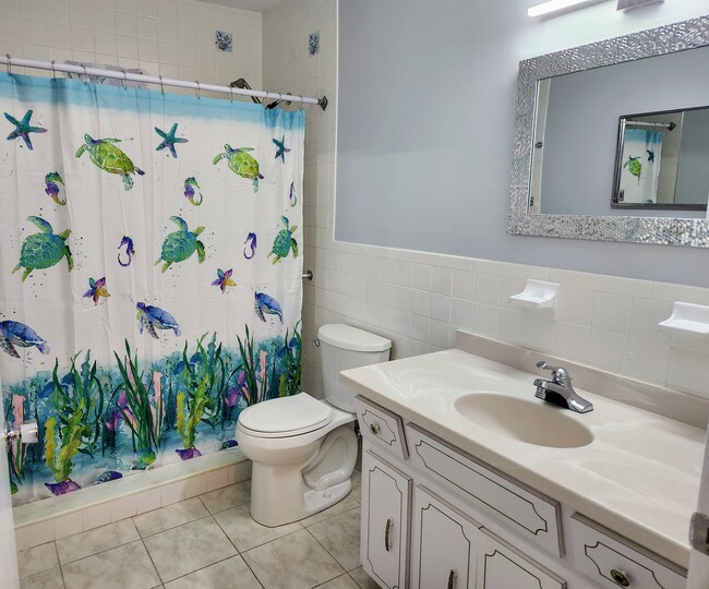 Full guest Bath - 2380 World Parkway Blvd Unit 28