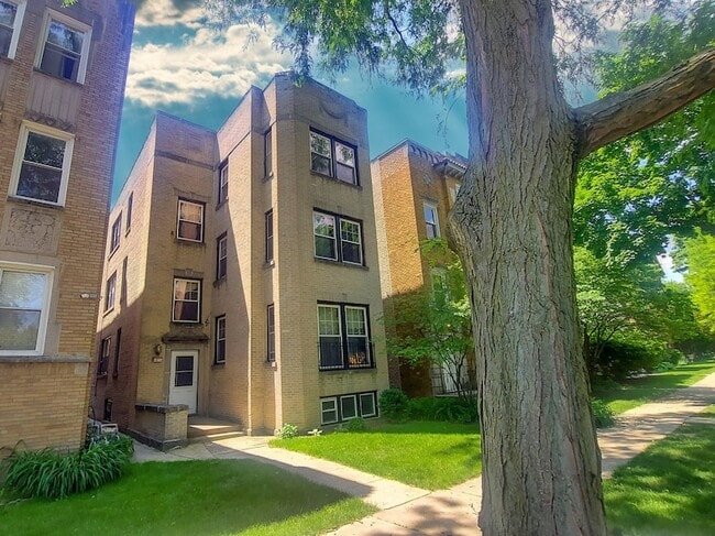 Building Photo - 4835 Lee St Unit 1