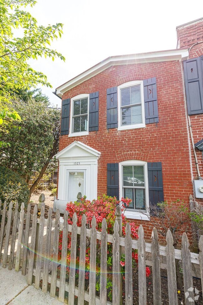 Building Photo - Freshly Remodeled, Charming Three Bedroom ... Rental