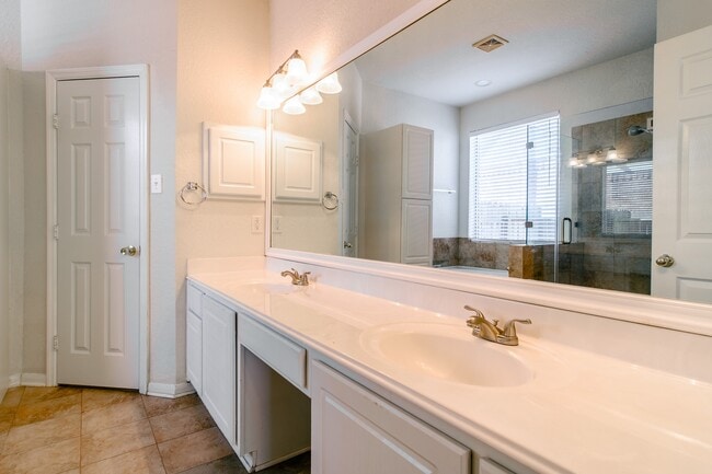 Photo - 2918 Five Oaks Dr