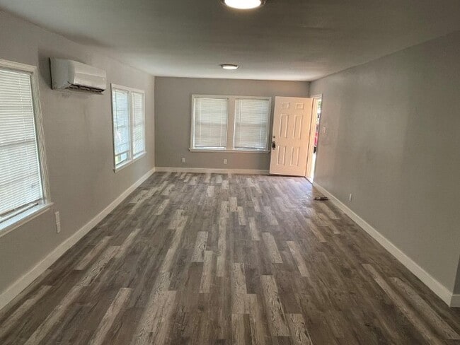 Photo - 727 W 5th St