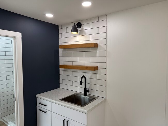 Building Photo - 225 E Peru St Unit 4