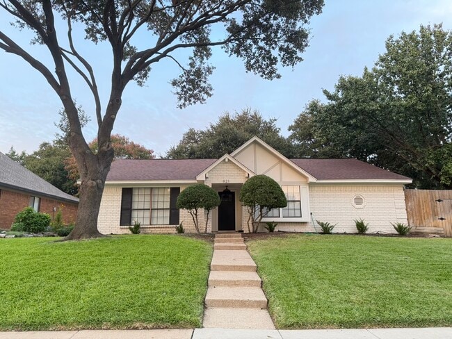 Building Photo - 921 Matilda Dr