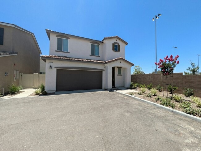 Photo - 2035 Bergamot St House
