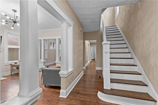 Photo - 635 W 29th St