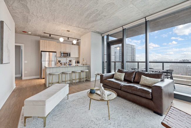 Building Photo - 1044 W Van Buren St Rental