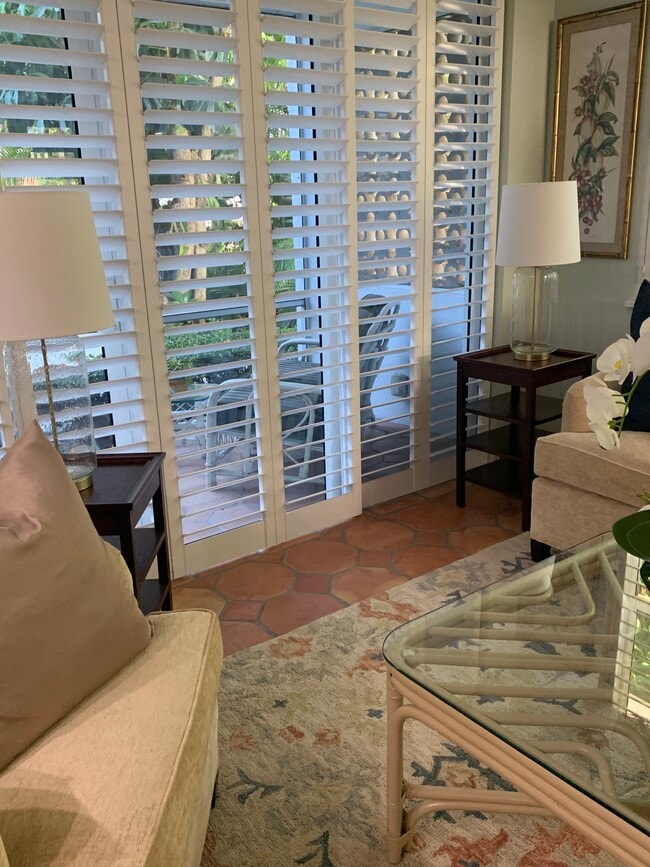 Sala de estar a porche cubierto - 401 Peruvian Ave