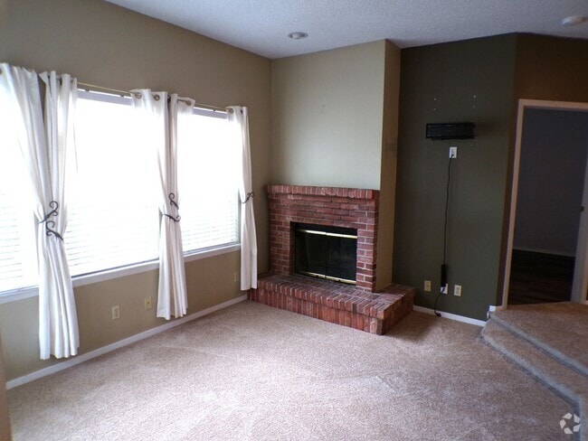 Building Photo - Charming 1 Bed, 1 Bath Main-Floor Condo in... Unit J108