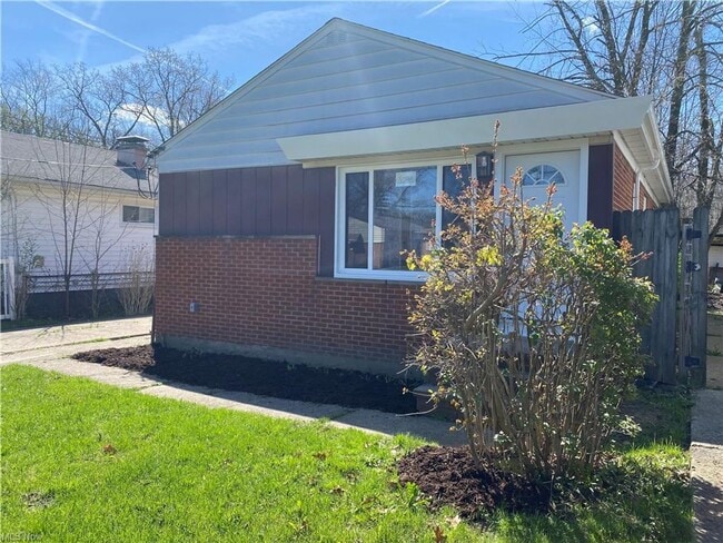 Building Photo - Renovated 3 Bedroom Home with 2 Full Baths