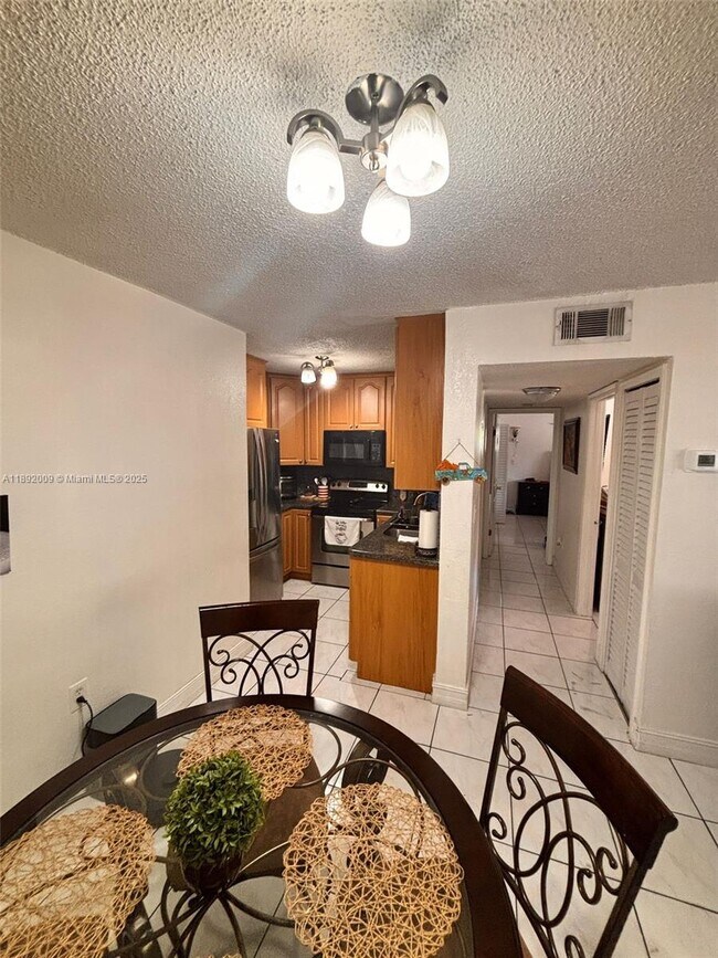 Photo - 2565 W 56th St Unidad 101