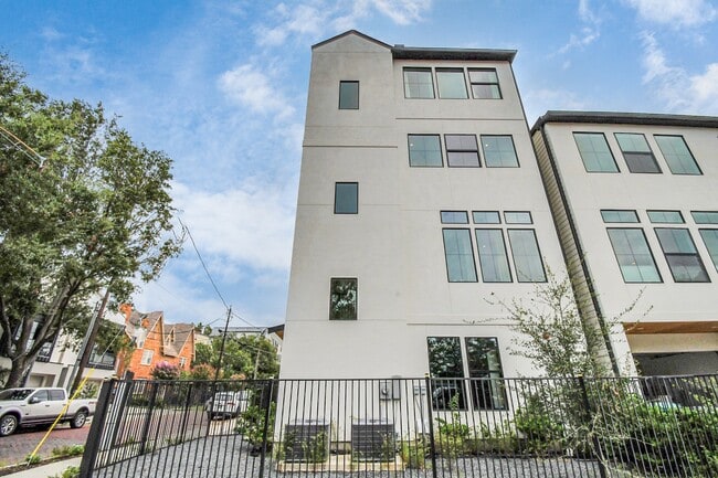 Photo - 2303 Yupon St