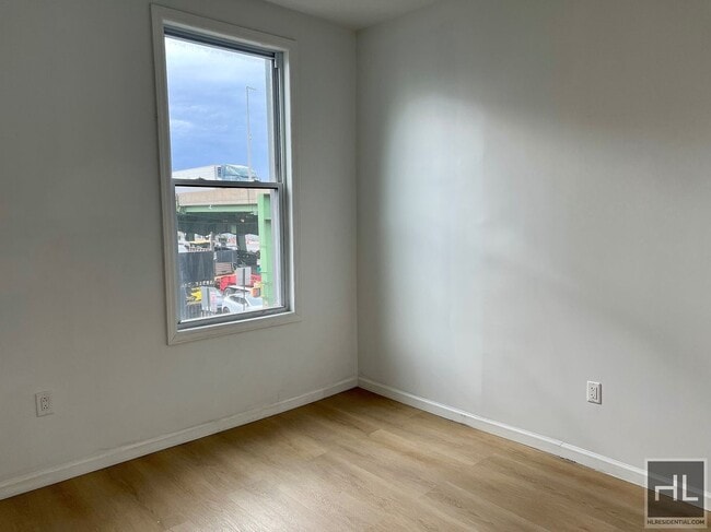 Photo - Top Floor 2BR 1BA Lofty Space w/ Laundry I... Unidad 3