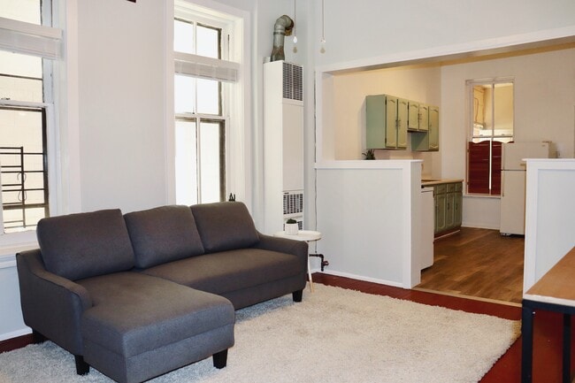 Building Photo - 822 N Wood St Unit 1R