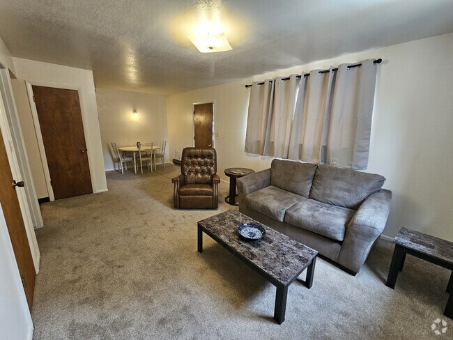 Building Photo - 419 SW Paiute St Rental