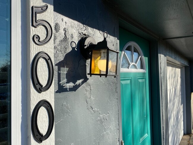 Building Photo - 2 Bedroom Duplex near lake Overholser