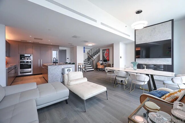 Building Photo - 133-36 37th Ave Unit PH3B
