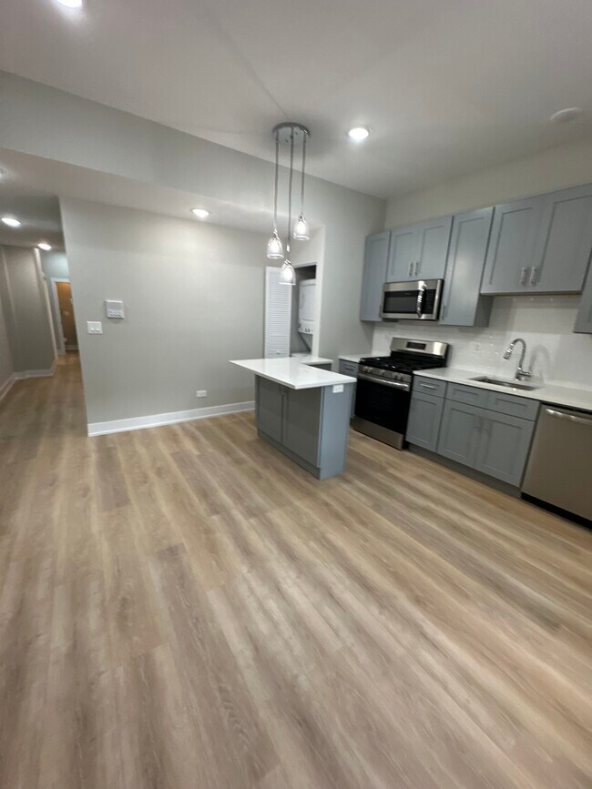 Building Photo - 440 W Belden Ave Unit 1BD