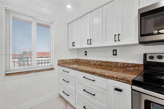 Photo - 9915 W Okeechobee Rd Unidad 2-308 Rental