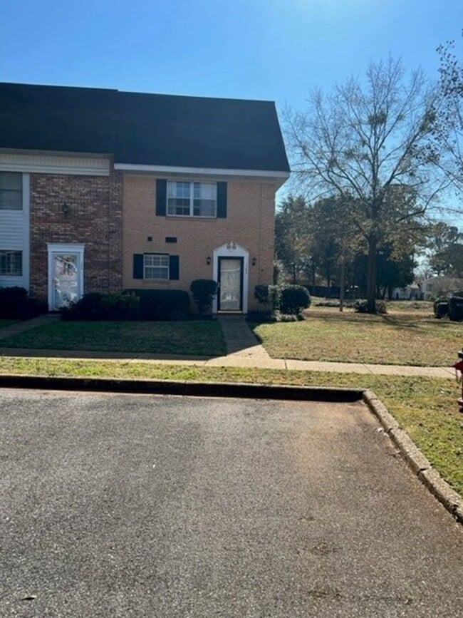 Building Photo - Cozy 2 Bed 1.5 Bath Townhouse! Available Now!