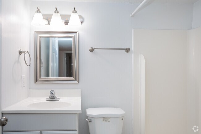 2BR, 1.5BA - 985SF - Bathroom