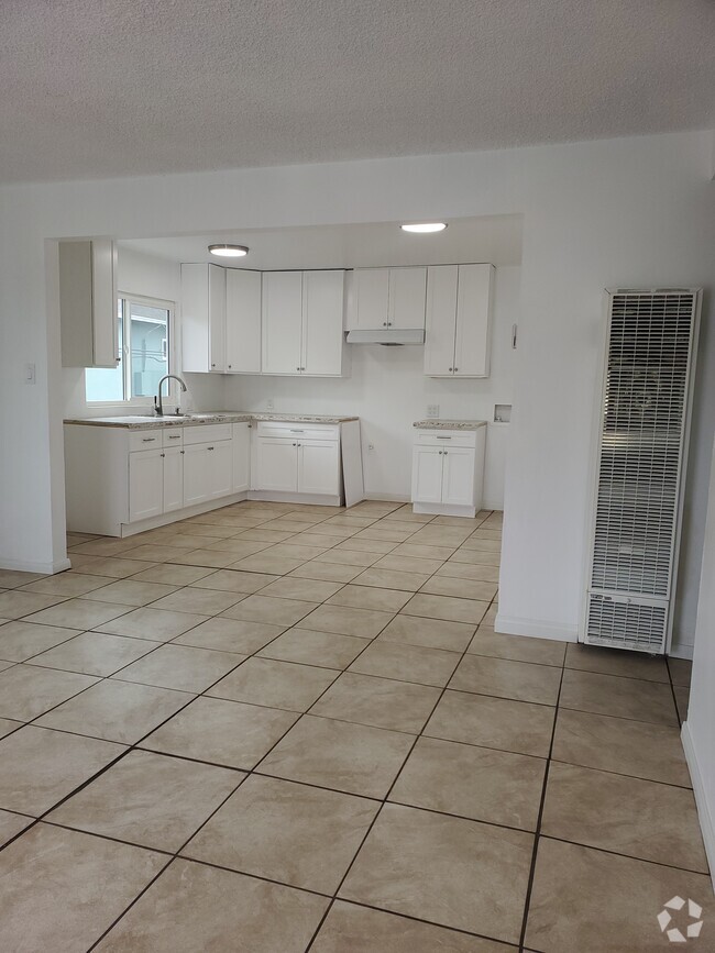 Building Photo - 9925 Pinehurst Ave Unit C Rental