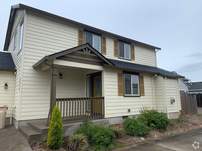 Building Photo - 3 Bedroom house good location!