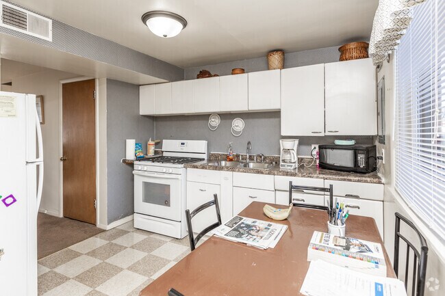 2BR, 1BA - 1,100 SF - Sinnissippi Townhomes